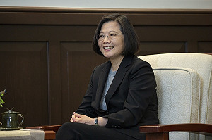 謝步智觀點》女皇詐賭延後初選 民進黨快進加護病房