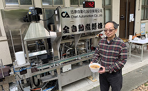 他研發自動煮麵機　一分鐘現煮牛肉麵、小菜全備好