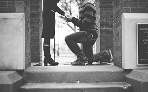 當眾求婚女方答應後回房變臉「取消」　男崩潰：我的錯嗎