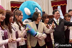 蔡英文接見Lamigo桃猿隊  吉祥物大膽熊抱