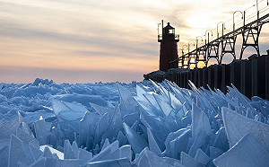 冰雪奇緣拍攝現場？湖面破碎結冰超夢幻美到不像真的