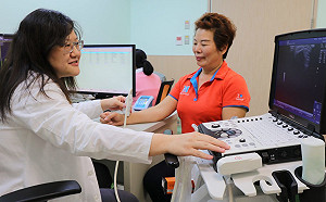 手腕腫脹、大拇指一動就痛？醫師：2種人最容易有媽媽手