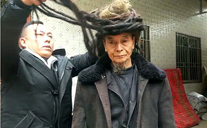 77歲老人留6公尺長髮　54年不剪！洗頭要3人幫