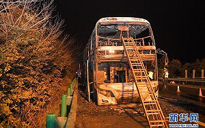 遊覽車自燃起火 湖南常德26死28輕重傷