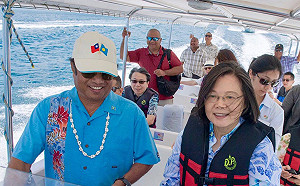 海洋民主之旅》蔡英文籲落實資源永續發展 觀海豚小踉蹌