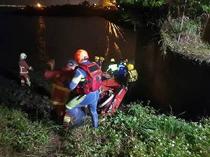 觀光遊艇擱淺淡水河  38人獲救不須送醫