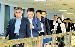 柯文哲清晨搭機返台  柯粉接機送早餐