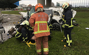 從台65線護欄摔落堤外便道 休旅車駕駛送醫不治