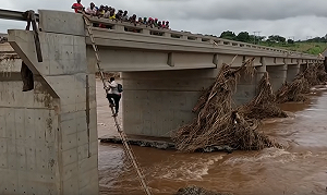 熱帶氣旋伊代橫掃非洲南部  官方估計至少700人喪命