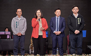 選區沒了「一分三」 管碧玲陪3人登記初選