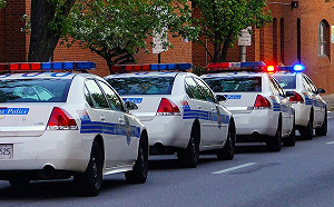 月薪10萬！24歲檢舉達人「擁房開賓士」　女友鄙視掀論戰