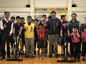 國小排球隊屢獲佳績  洪慈庸協助捐贈飛輪車訓練體能