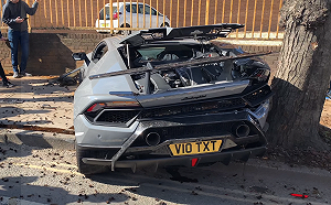 影／藍寶堅尼車聚好帥氣　下秒油門一拜小牛GG了秒變廢鐵