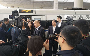 韓國瑜抵廈門  特警荷槍實彈  馬路封閉汽車回堵200米以上