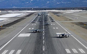 美空軍阿拉斯加炫武  24架F-22猛禽大象漫步秀實力