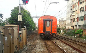 快訊》11：45鶯歌=桃園卡車過高卡住！預估14點才能排除障礙