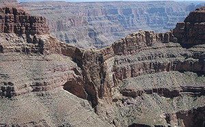 遊美國大峽谷  港大叔老鷹崖拍照失足墜305米深崖亡