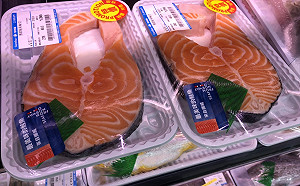 雲南昆明嚴「令」以待！ 切過「鮭魚」的砧板一律更換