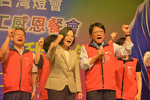 蔡英文赴屏東感恩餐會  笑稱「縣長話多、志工吵」是成功關鍵！