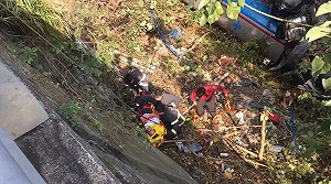 南迴車禍！疑超跑超車釀禍 遭撞油罐車墜邊坡四輪朝天