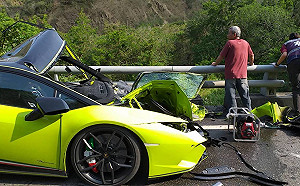 (影)台九線南迴公路傳車禍  油罐車與超跑相撞兩車毀