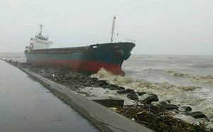 「無限2號」擱淺台南7個月 今將船骸清除完畢