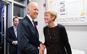 最受看好美總統可能候選人拜登  被控深吻女議員