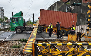 快訊》貨車太高硬闖卡平交道！台鐵排除障礙恢復雙向通車