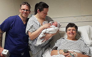 55歲阿嬤抱孫..竟是自己生的！替女代孕背後原因有洋蔥