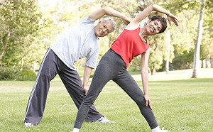 背痛、駝背恐患骨質疏鬆症！醫：做到「3件事」可保骨本