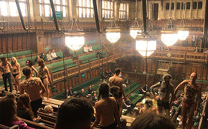 哇噻！英國會闖入半裸客抗議  議員驚到目瞪口呆
