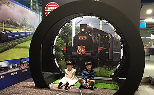 鐵道迷與小朋友快來　台鐵設SL蒸汽火車大樹號燈座互動區
