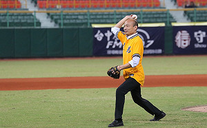 中華職棒／韓國瑜穿兄弟黃衫開球　誤把今天當開幕戰