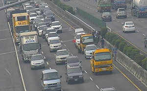 連假首日車潮湧現！高公局預測下午這些路段恐塞爆