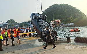 轎車南方澳漁港衝入海 男子尋獲身亡