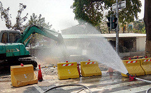 （影）鳳山區道路施工不慎挖破瓦斯管線　現場消防、瓦斯公司人員緊急處理中