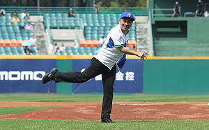 侯友宜擔任富邦悍將開球嘉賓　背號111有特殊意義