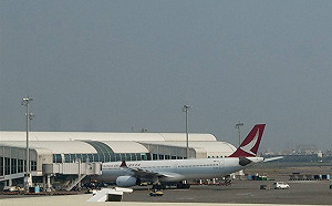 驚魂記！港龍航空起飛後引擎冒煙 急返小港機場