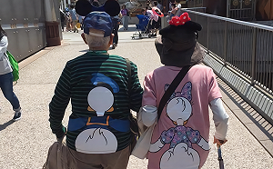 銀髮夫妻手牽手逛迪士尼超甜蜜　一張照片說明愛情的模樣