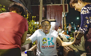 良影一二》(影)痛到吐舌 小腹三層肉見人…阿伯累了 靠按摩通體舒暢