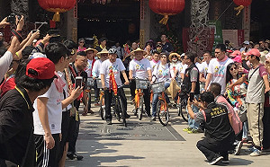 (影)騎腳踏車趕往嘉義新港  柯文哲先與熱情民眾合影