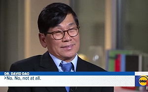 2年前遭聯航拖下機醫生首度露面：影片看了就哭