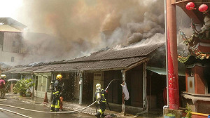 （影）嘉義民宅火警  警消全力搶救中