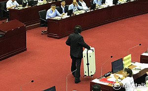 諷「信眾瘋媽祖、柯P瘋總統」  王世堅贈行李箱嗆柯打包走人