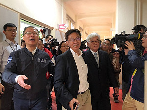 杯葛成功！阻李進勇接中選會 藍委人肉阻撓、罰站也甘願