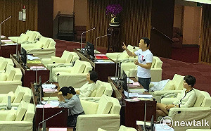 鍾小平又出招  讓徐巧芯擲聖筊預言柯P一定選總統