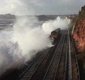 影／世上「最恐怖火車」！行經這路段　若忘關窗恐遭淹死