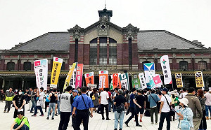 統促會取消遊行「護台抗中」人士不退高喊口號