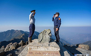 新款警察制服上線  玉山峰頂交接酷照