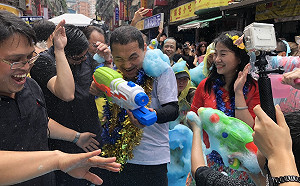 新北市潑水節繽紛登場  侯友宜溼身獻祝福